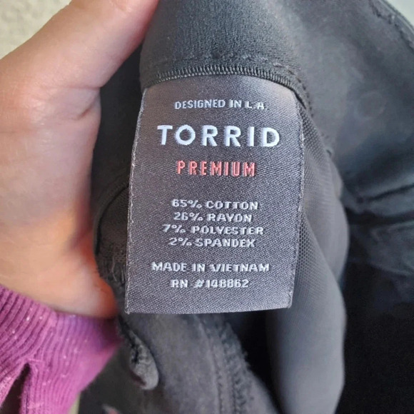 TORRID | PREMIUM Bombshell Skinny Distressed Jeans in Black sz 22 - Picture 4 of 6